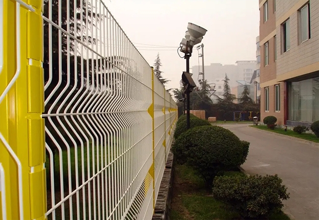 犇顶围栏桃型柱护栏，户外场地三角折弯隔离